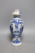 A Chinese blue and white crackle glaze vase and cover, early 20th century