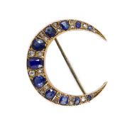 An Edwardian gold and graduated oval cut sapphire and rose cut diamond set crescent brooch, 29mm,