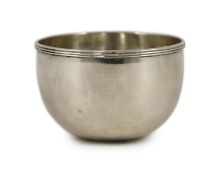 A late 18th/early 19th century small American colonial? silver tumbler cup, with reeded border,