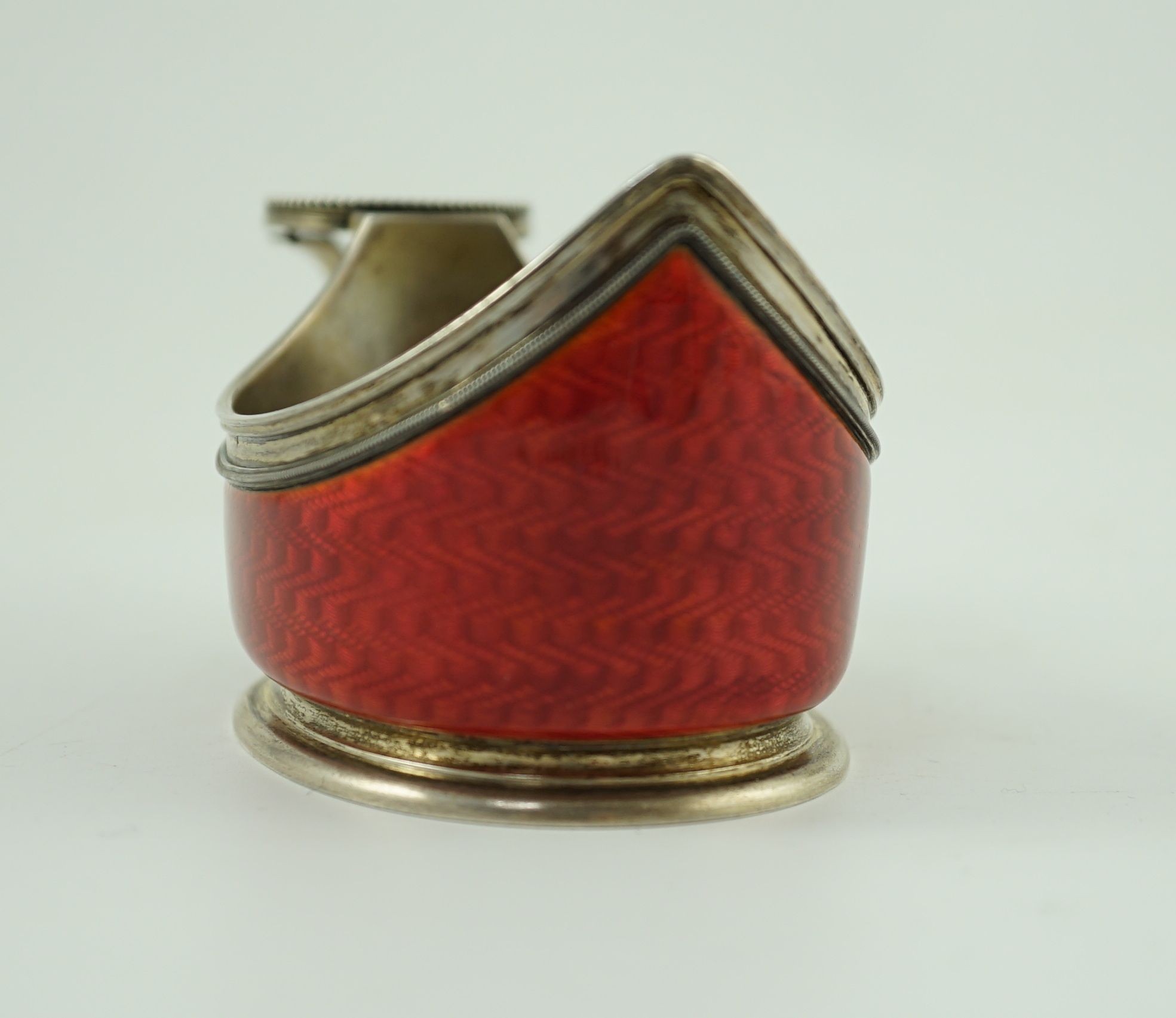 CARL FABERGE: A late 19th/early 20th century 88 zolotnik and red guilloche enamel oval kovsh, work - Image 9 of 10