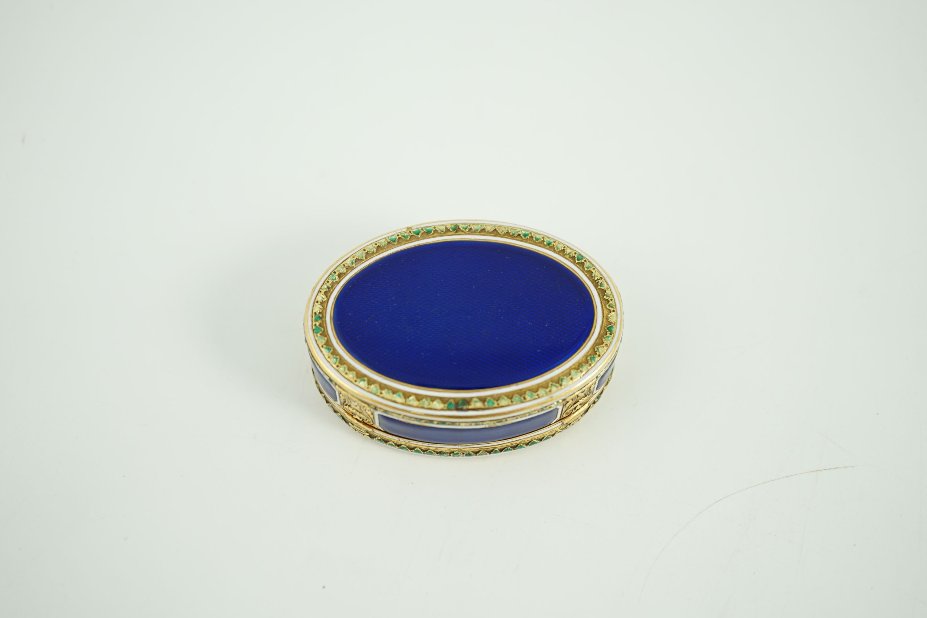 A late 18th/early 19th century French? gold and polychrome enamel oval snuff box, the central - Image 11 of 12