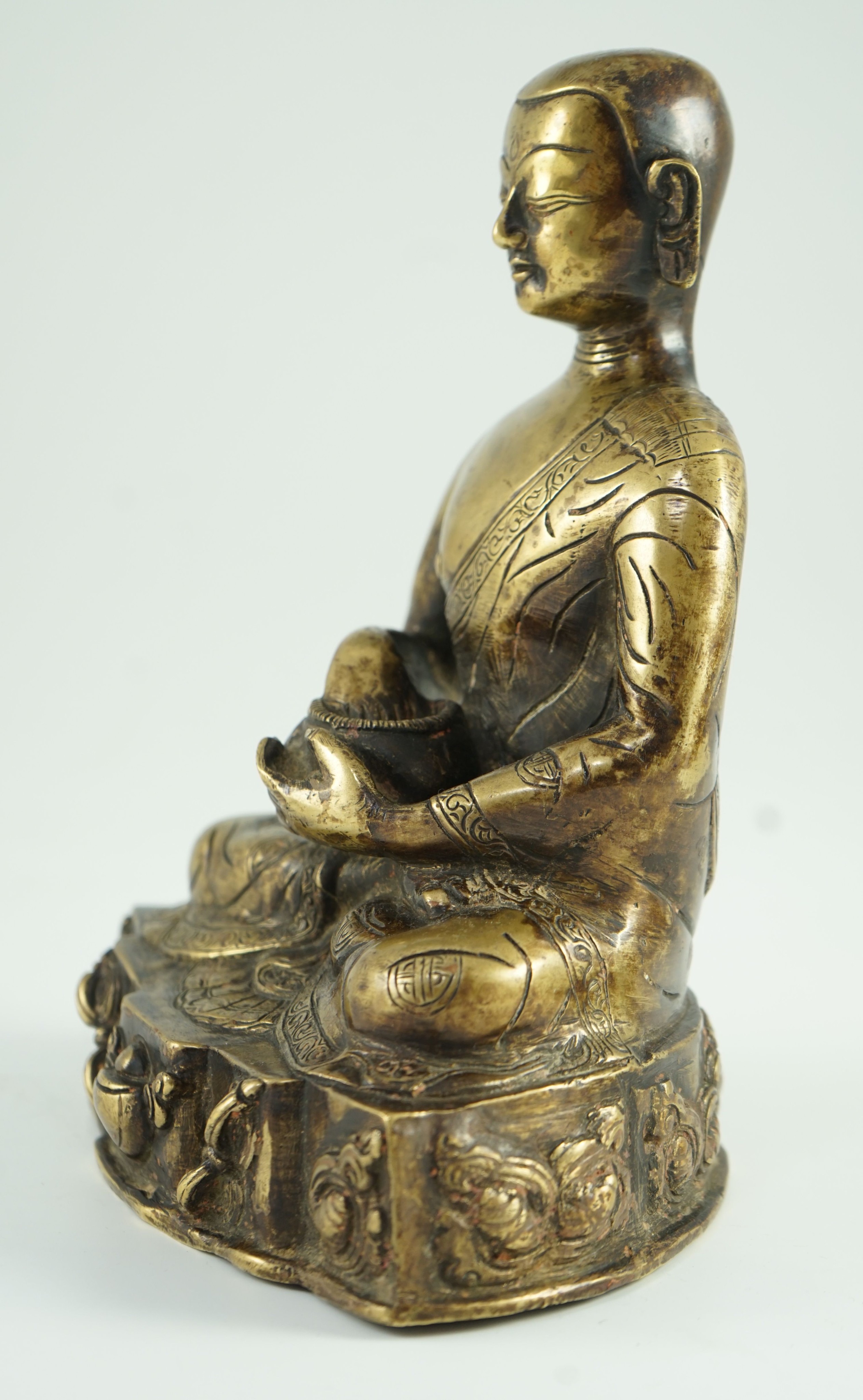 A Himalayan bronze figure of Buddha, 19th century, the seated figure holding an alms bowl, the - Image 5 of 6