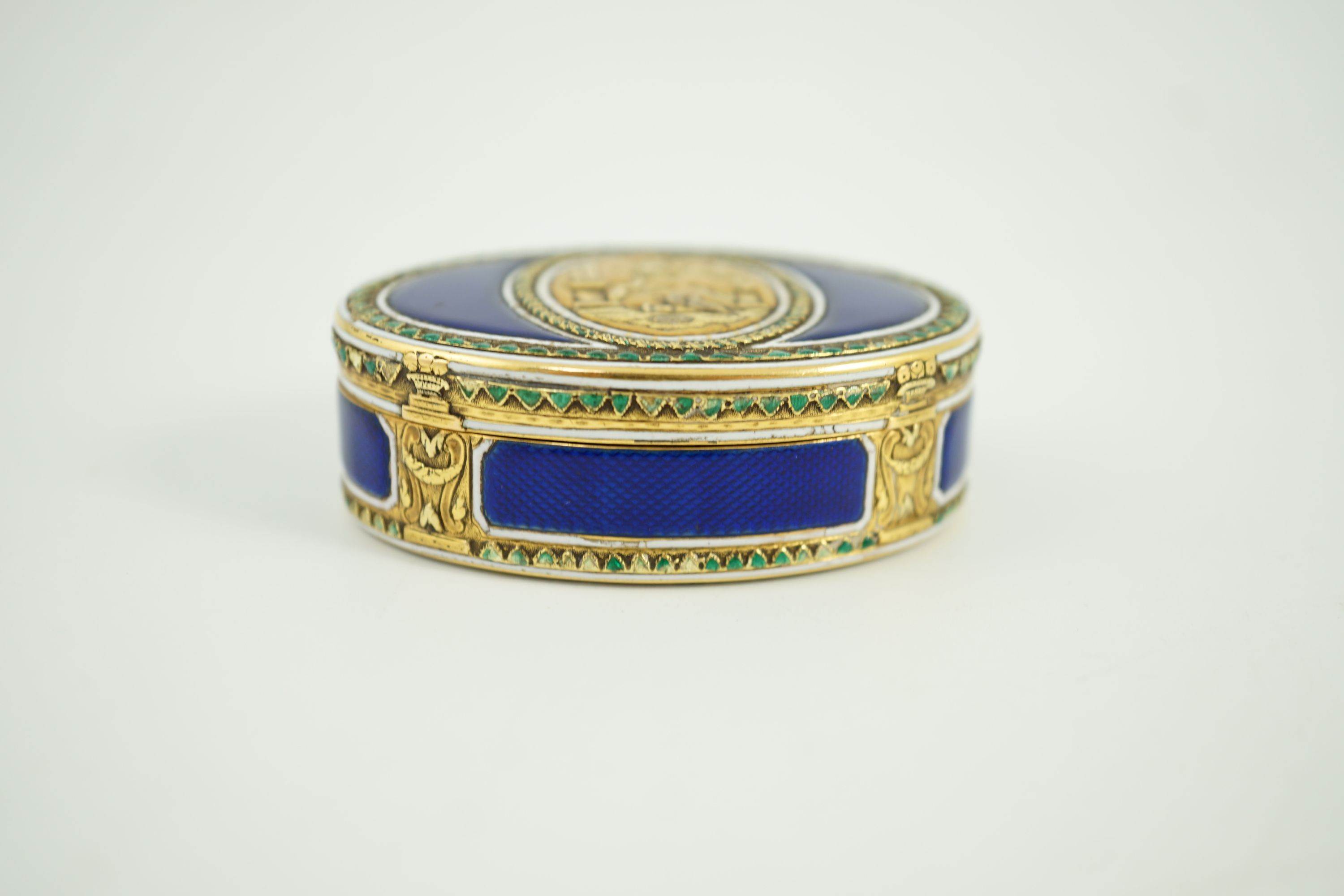 A late 18th/early 19th century French? gold and polychrome enamel oval snuff box, the central - Image 5 of 12