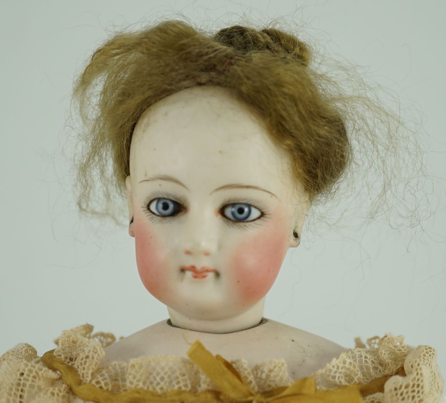 An S.G. bisque shoulder head French fashion doll c.1875, cork pate mohair wig attached, swivel neck, - Image 8 of 11