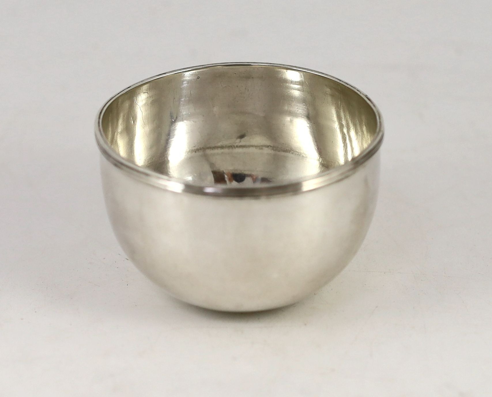 A late 18th/early 19th century small American colonial? silver tumbler cup, with reeded border, - Image 2 of 4