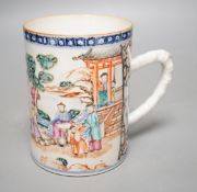 An 18th century Chinese export famille rose mug, 12.5cm