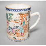 An 18th century Chinese export famille rose mug, 12.5cm