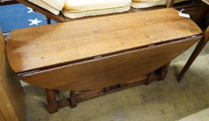 An 18th century style oak gateleg coffee table, length 116cm, depth 34cm, height 48cm