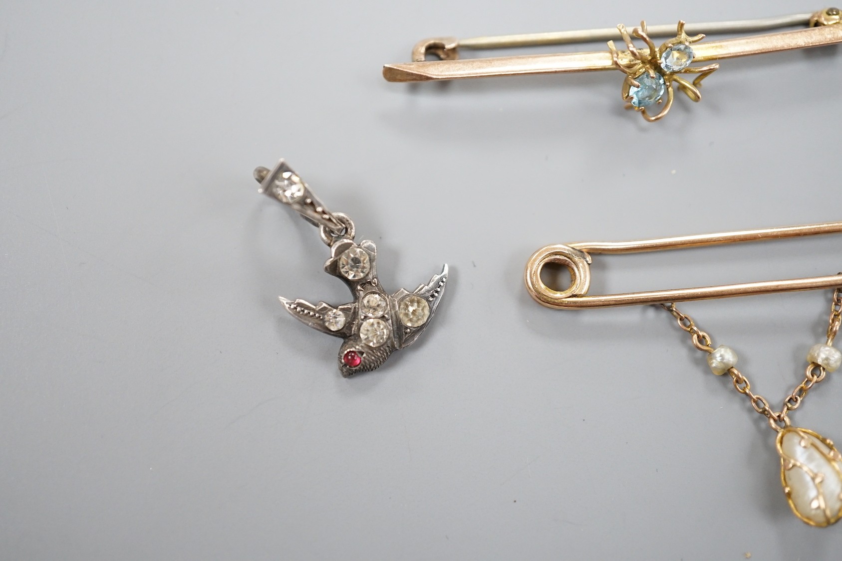 A modern 9ct gold and opal set bug brooch, 24mm, a paste set white metal swallow pendant and similar - Image 2 of 6