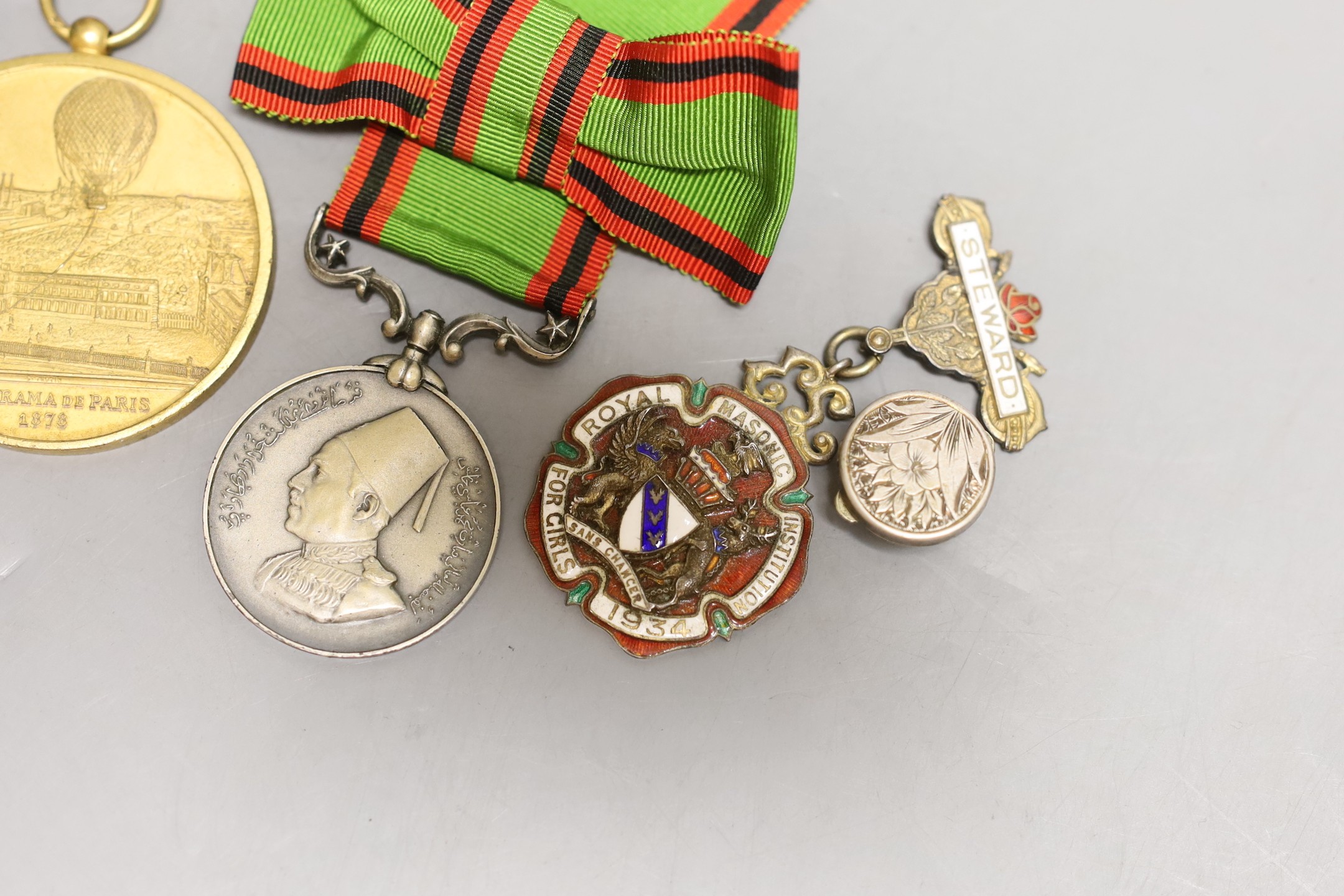 Five military badges and medals and buttons Including a Panorama de Paris medal 1878, India Princely - Image 3 of 3