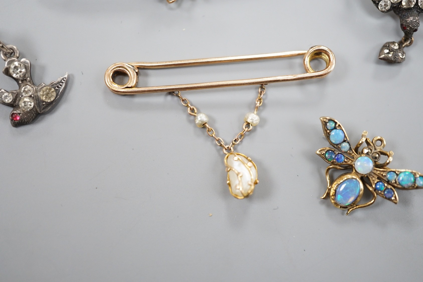 A modern 9ct gold and opal set bug brooch, 24mm, a paste set white metal swallow pendant and similar - Image 4 of 6