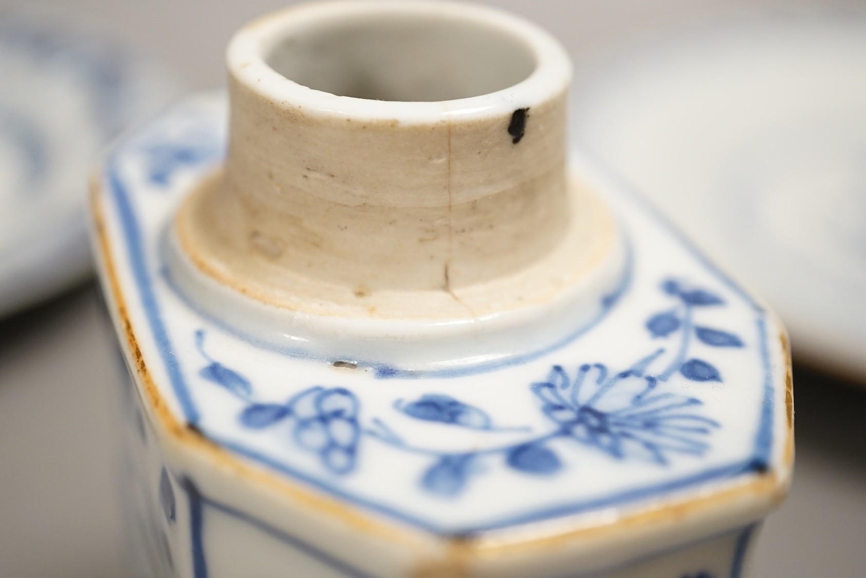 An 18th-century Chinese export blue and white tea caddy and three similar plates, 24cm diameter - Image 4 of 4