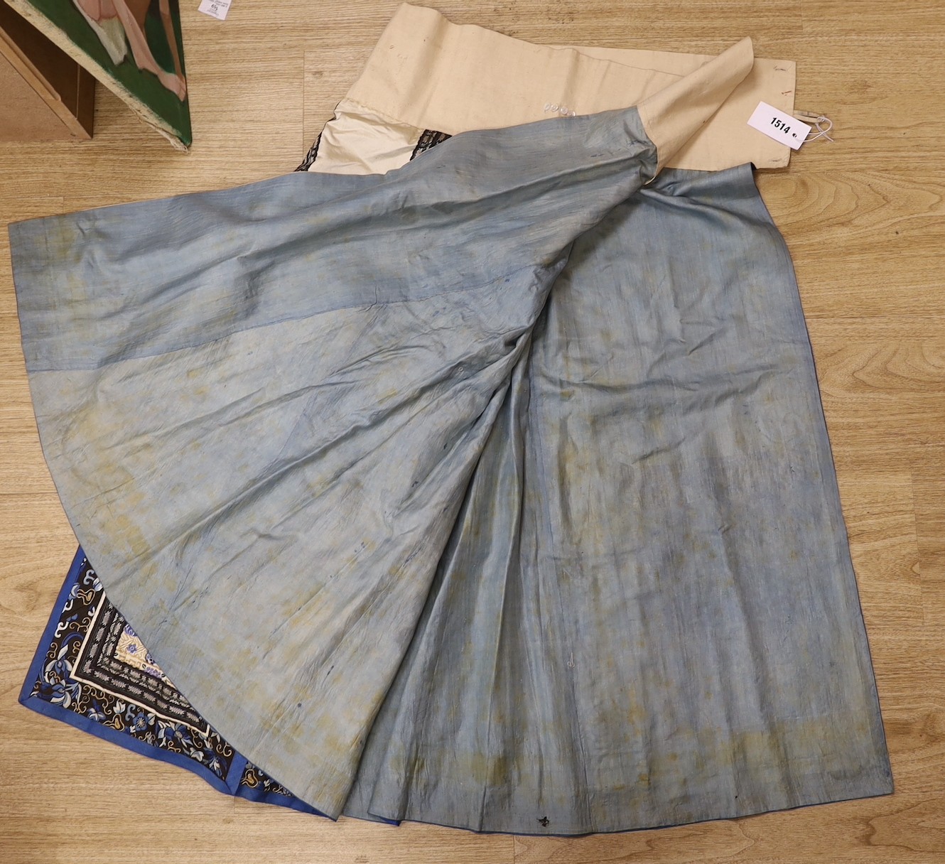 A 19th century multicoloured silk Chinese wedding skirt - Image 8 of 8