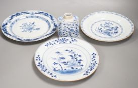An 18th-century Chinese export blue and white tea caddy and three similar plates, 24cm diameter
