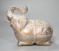 A Malay betel nut ‘elephant’ box and cover - 11.5cm tall