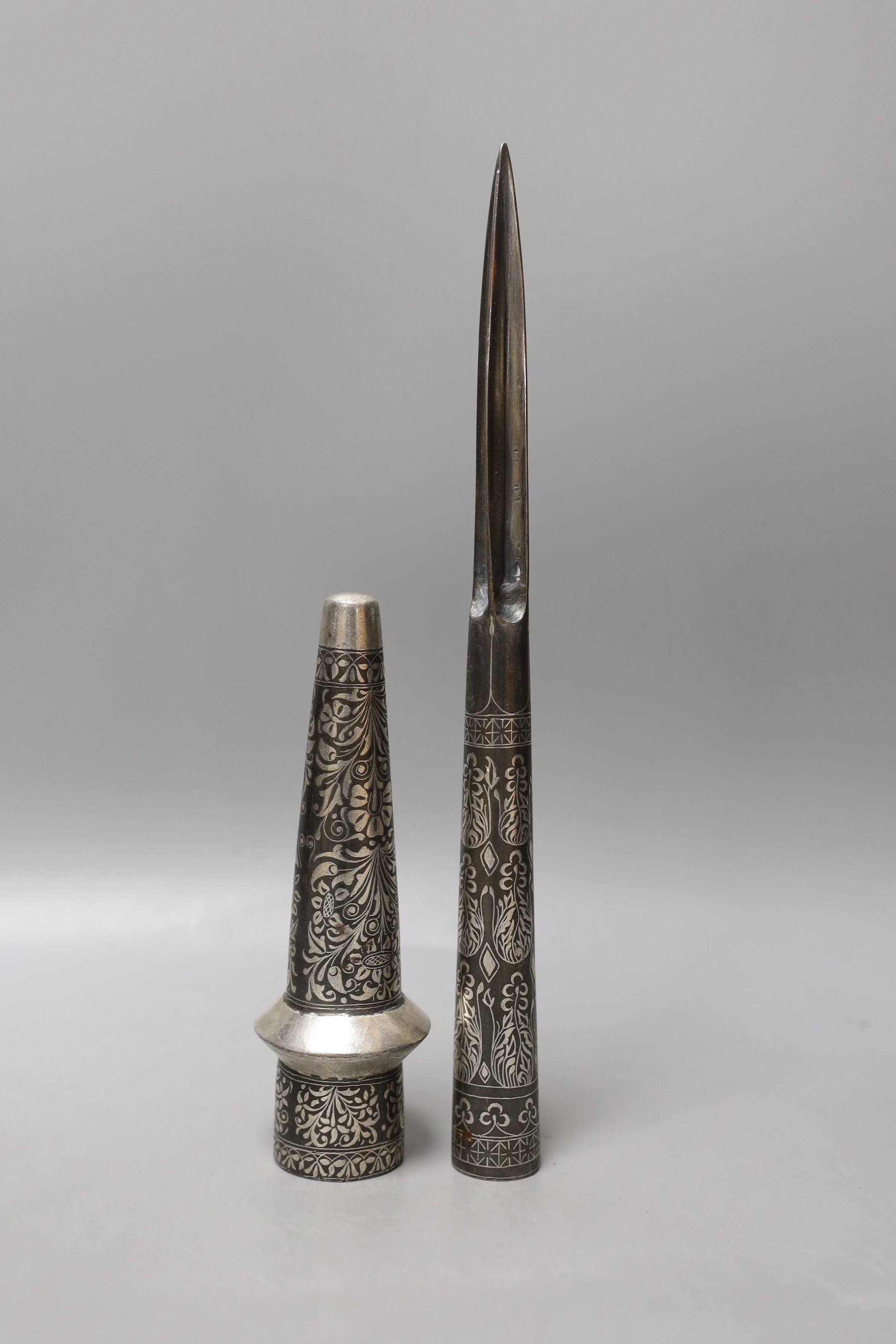 An Indo-Persian spear head and mount - Image 2 of 3