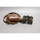 W. Bushnell military leather cased binoculars with fitted compass reg no. 416649