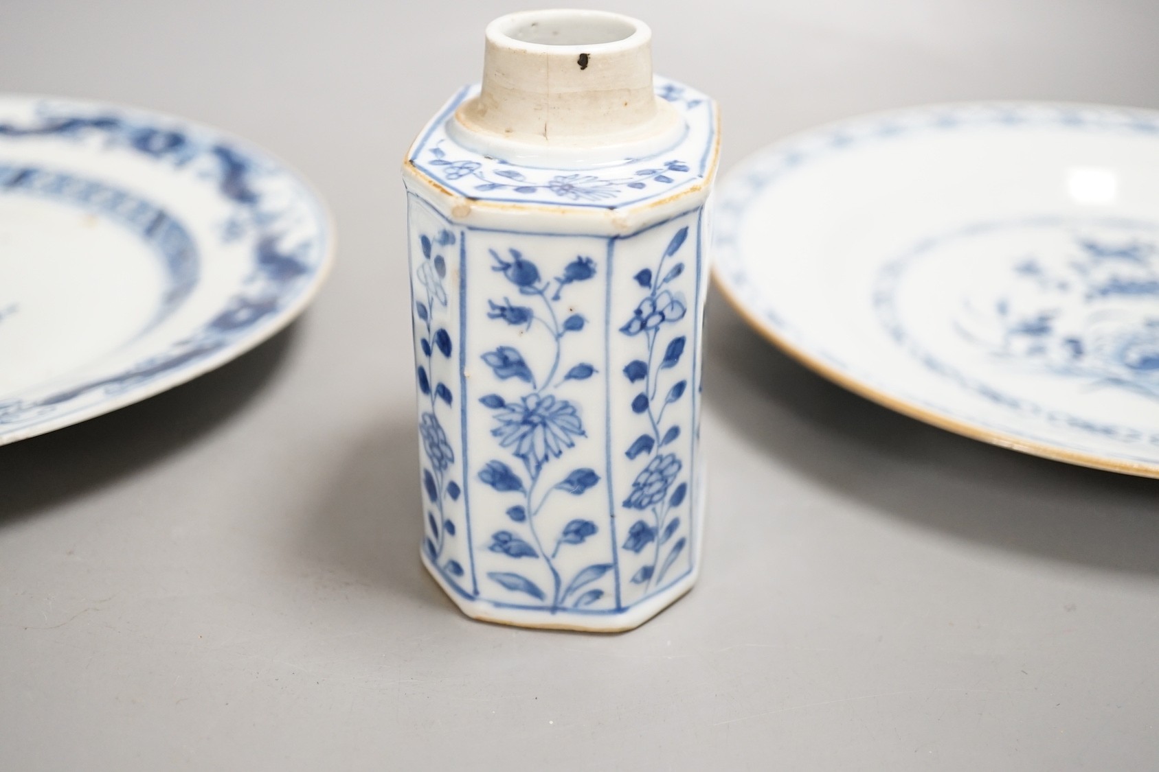 An 18th-century Chinese export blue and white tea caddy and three similar plates, 24cm diameter - Image 3 of 4