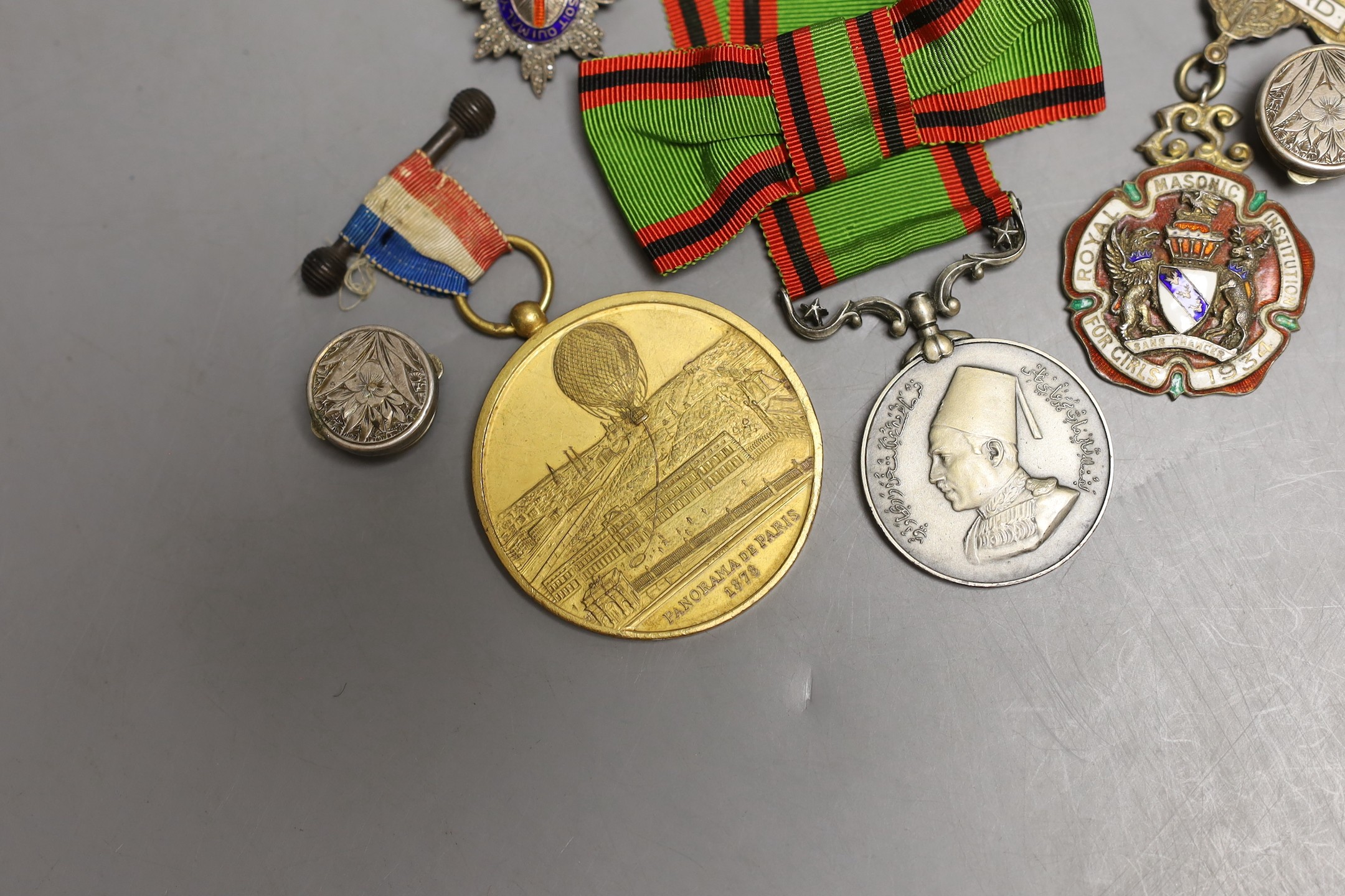 Five military badges and medals and buttons Including a Panorama de Paris medal 1878, India Princely - Image 2 of 3