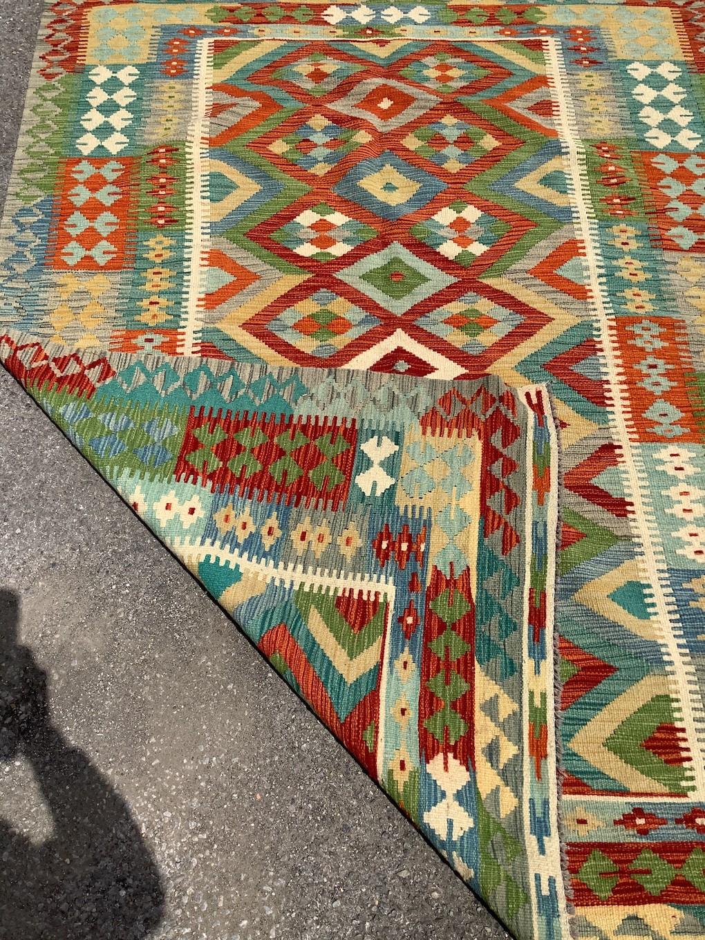 An Anatolian design polychrome flatweave Kilim carpet, 238 x 177cm - Image 2 of 3