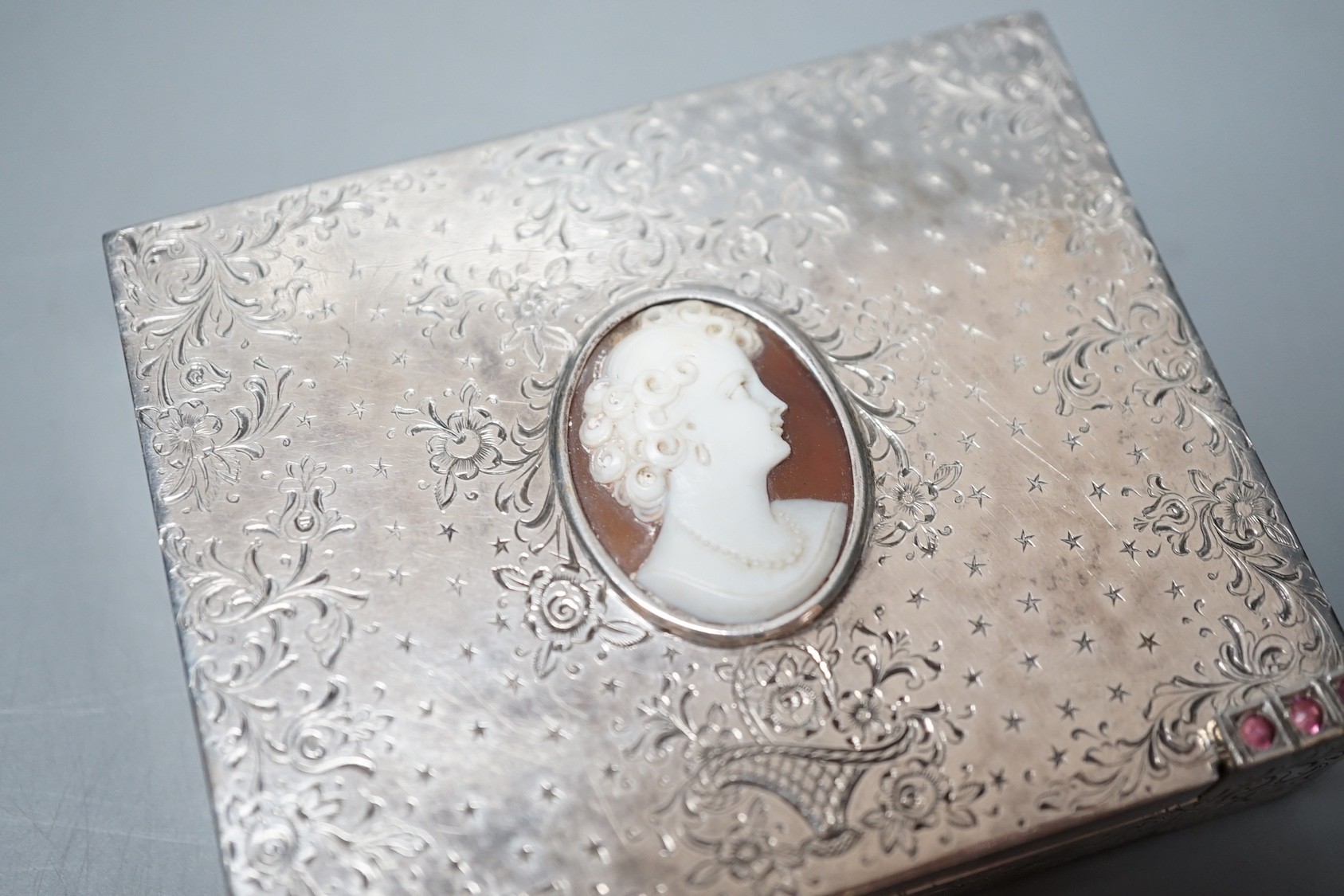 A lady's engraved 925 minaudiere, with inset cameo shell lid and mirrored interior, 86mm. - Image 2 of 4