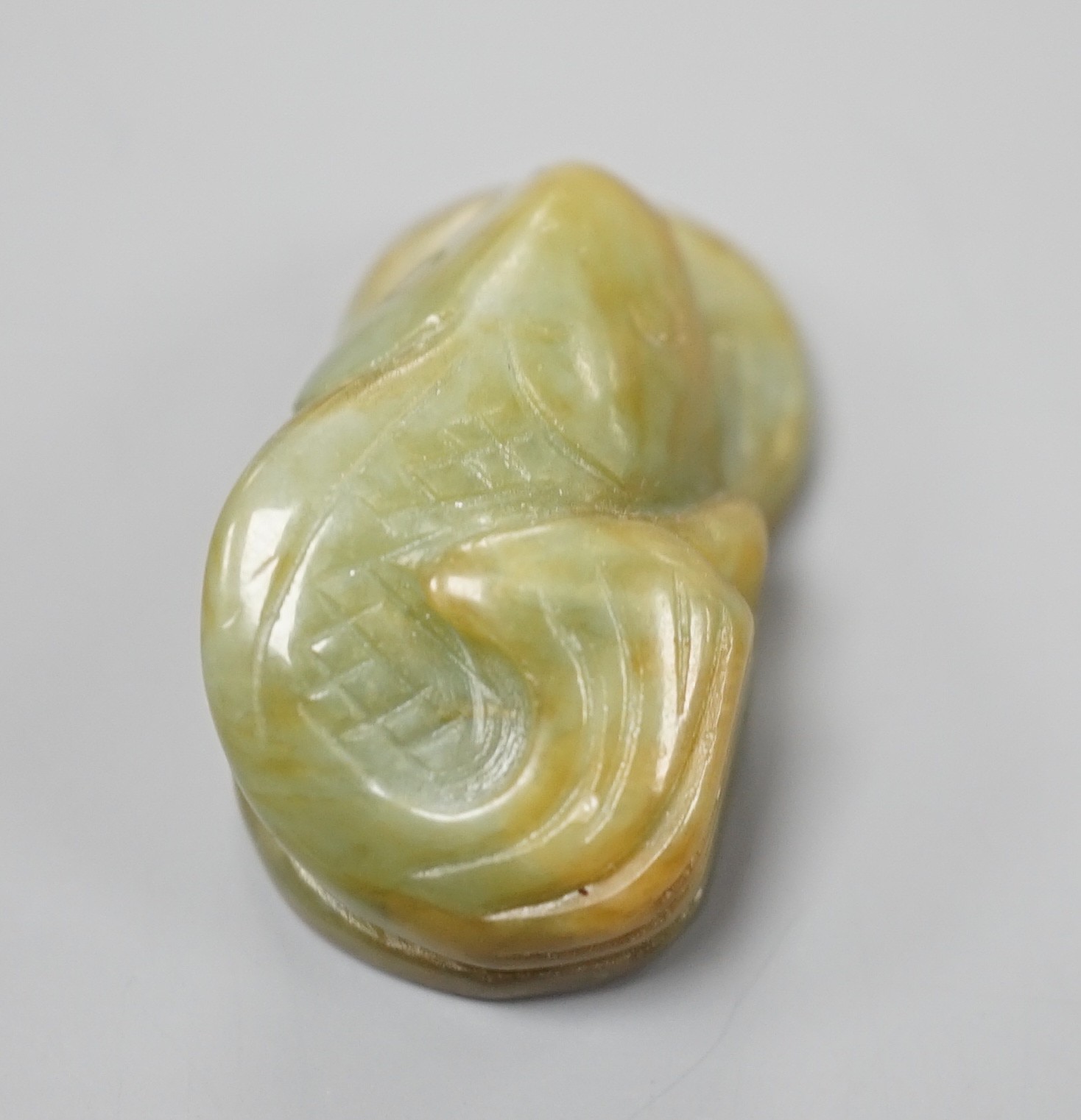 A Chinese jade fish and cash pendant, 3.4cm - Image 3 of 4