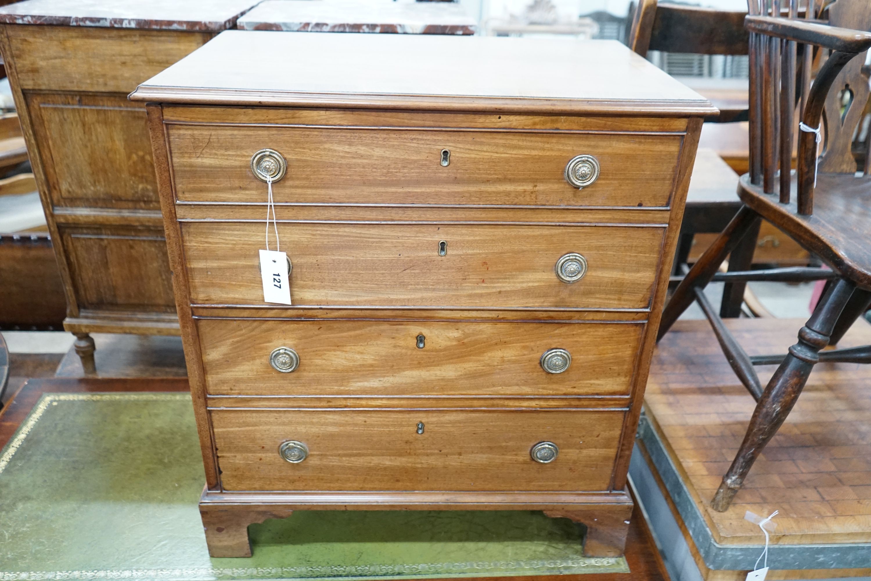 A George III mahogany hinged top commode with dummy drawer front and brass handles, width 66cm, - Bild 2 aus 4