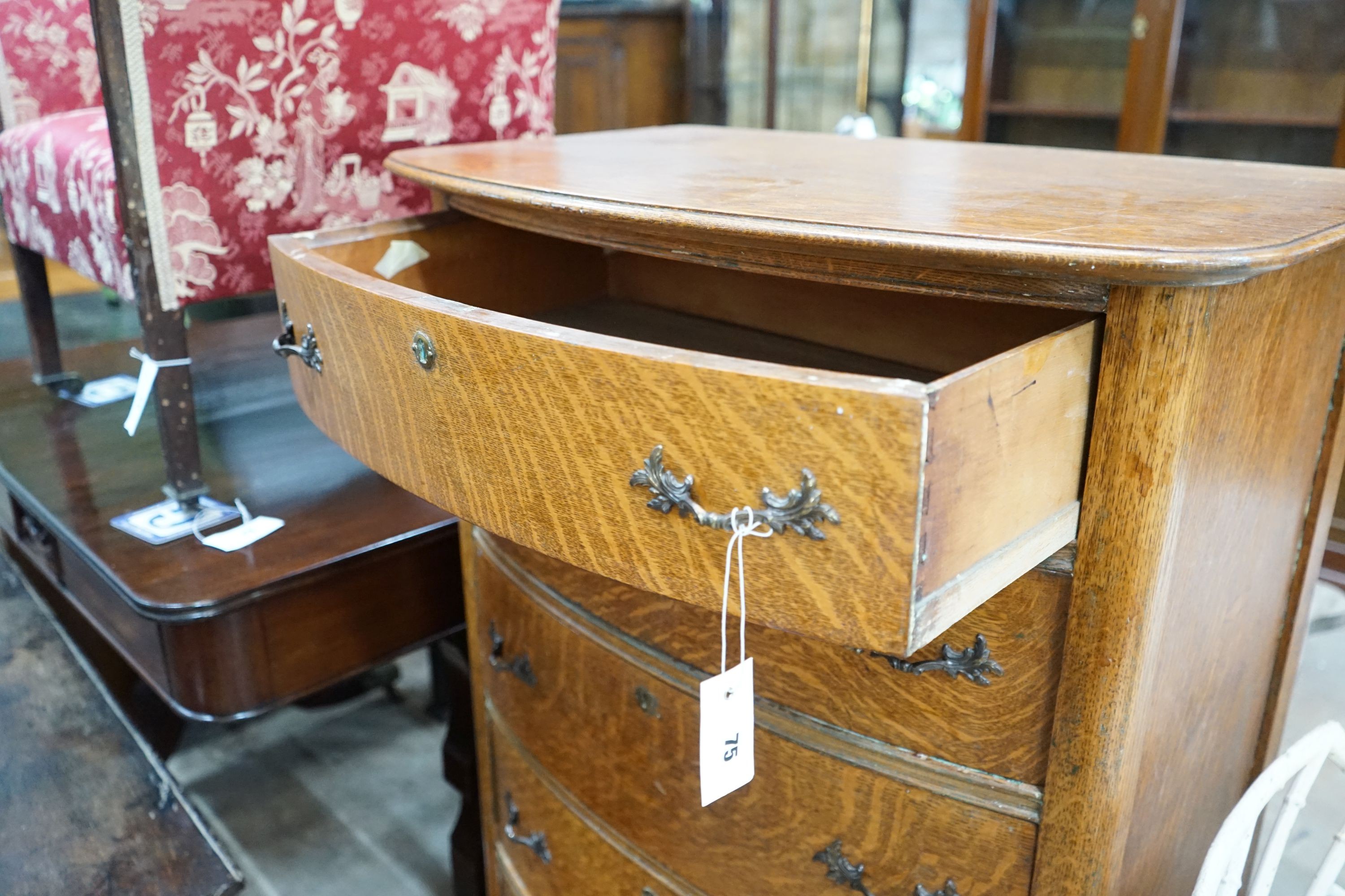 An early 20th century oak bow front tall chest, width 76cm, depth 49cm, height 123cm - Bild 3 aus 3