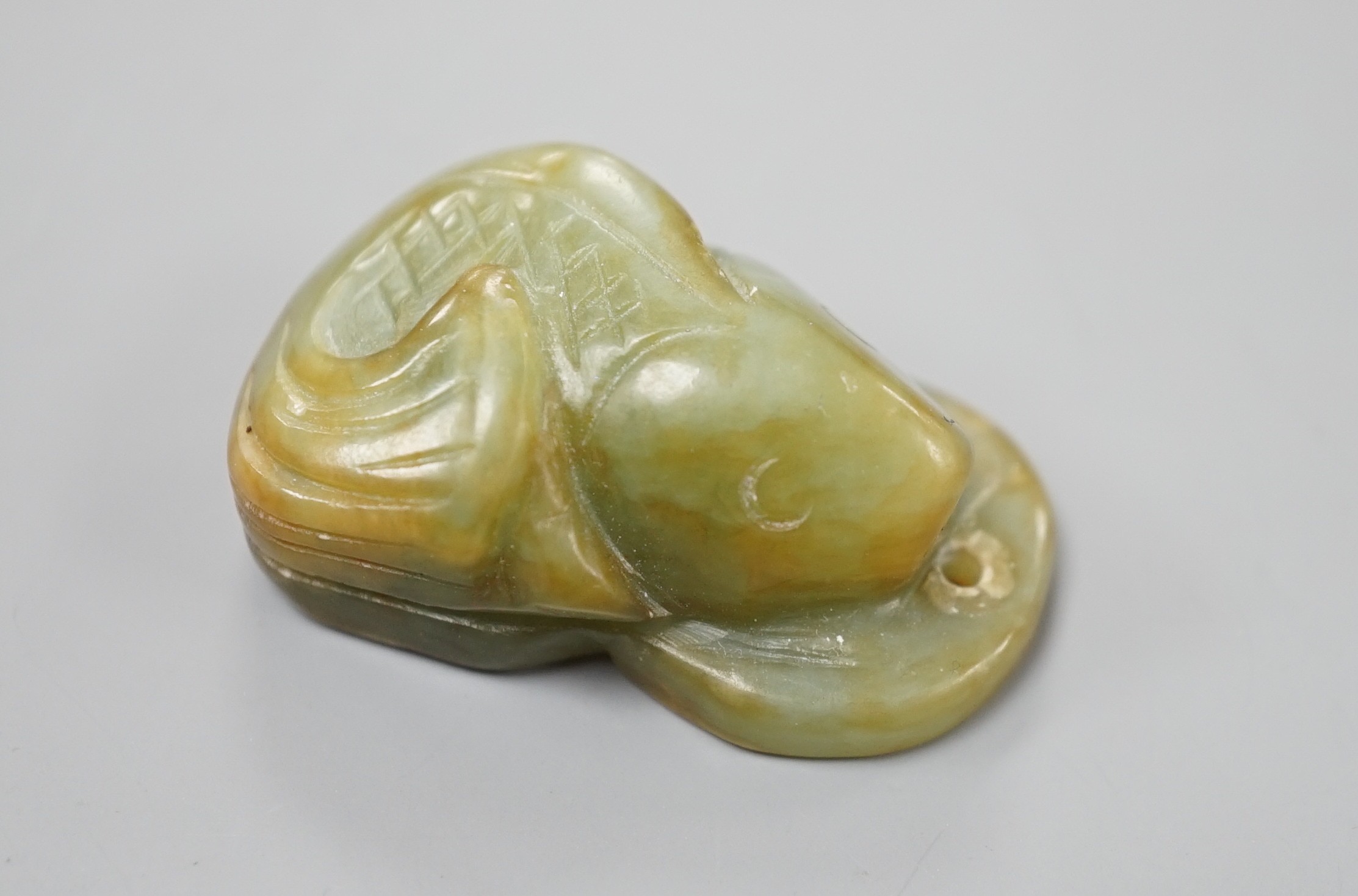 A Chinese jade fish and cash pendant, 3.4cm - Image 2 of 4