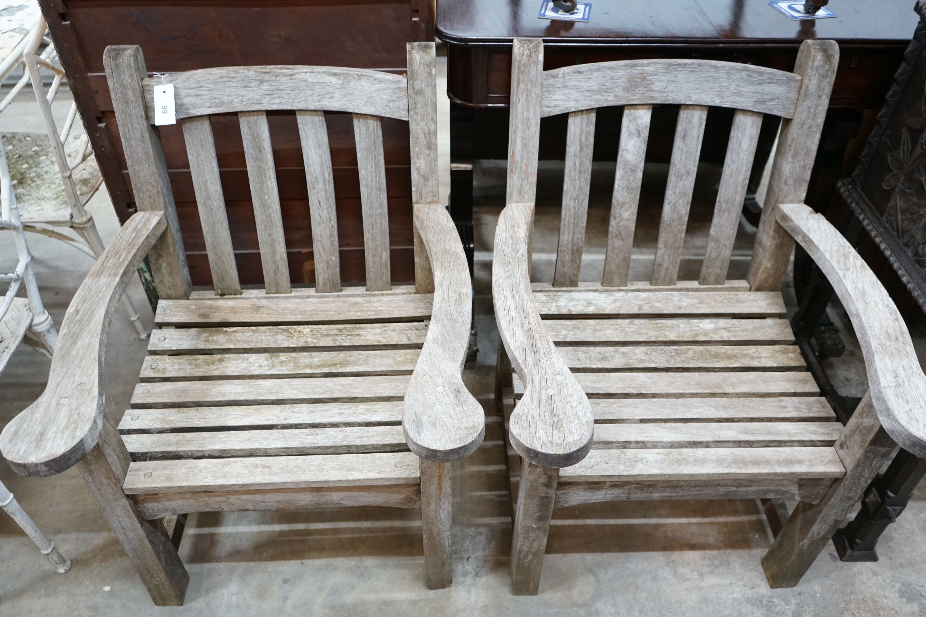 A pair of weathered teak garden armchairs, width 65cm, depth 58cm, height 87cm - Bild 2 aus 2