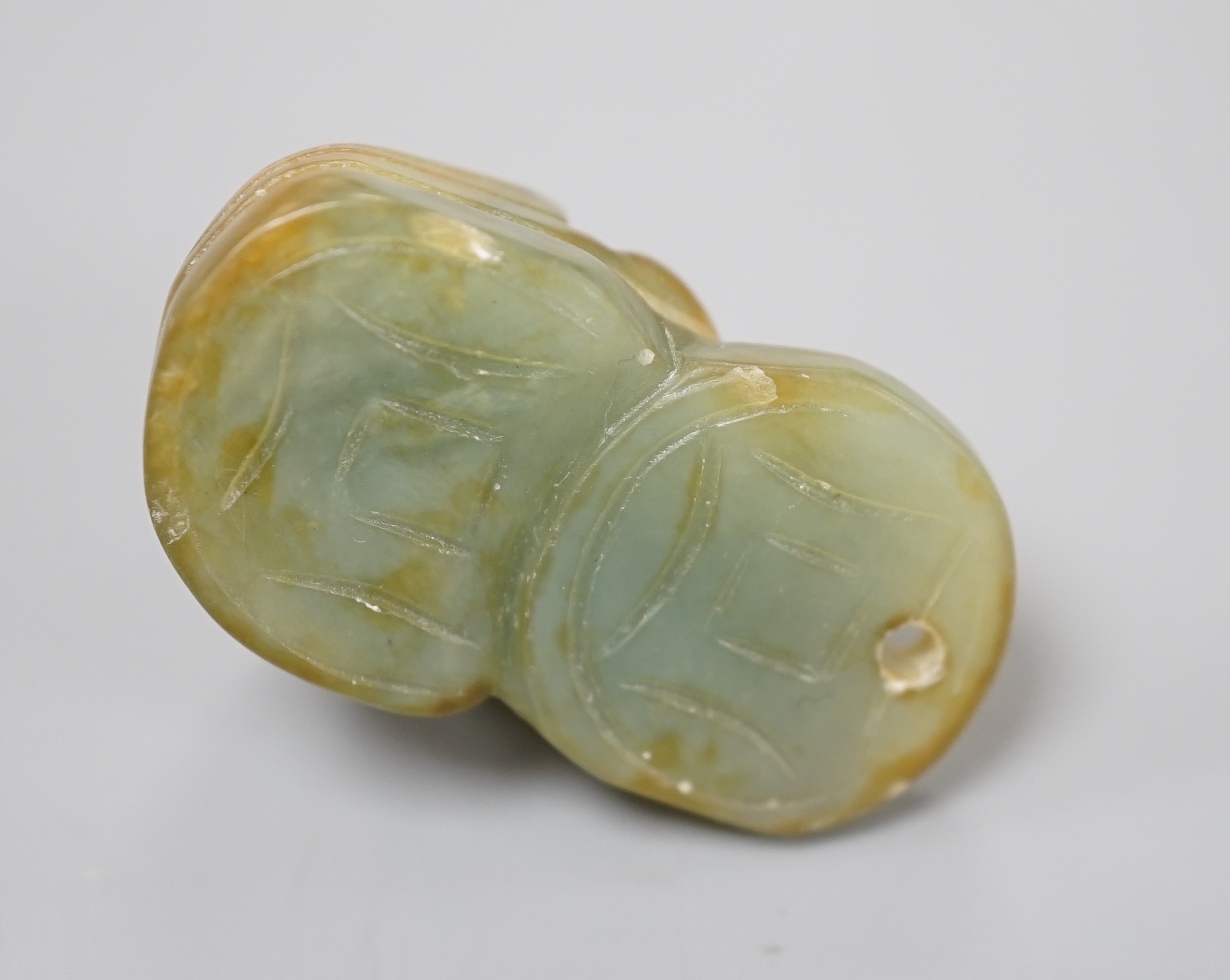 A Chinese jade fish and cash pendant, 3.4cm - Image 4 of 4