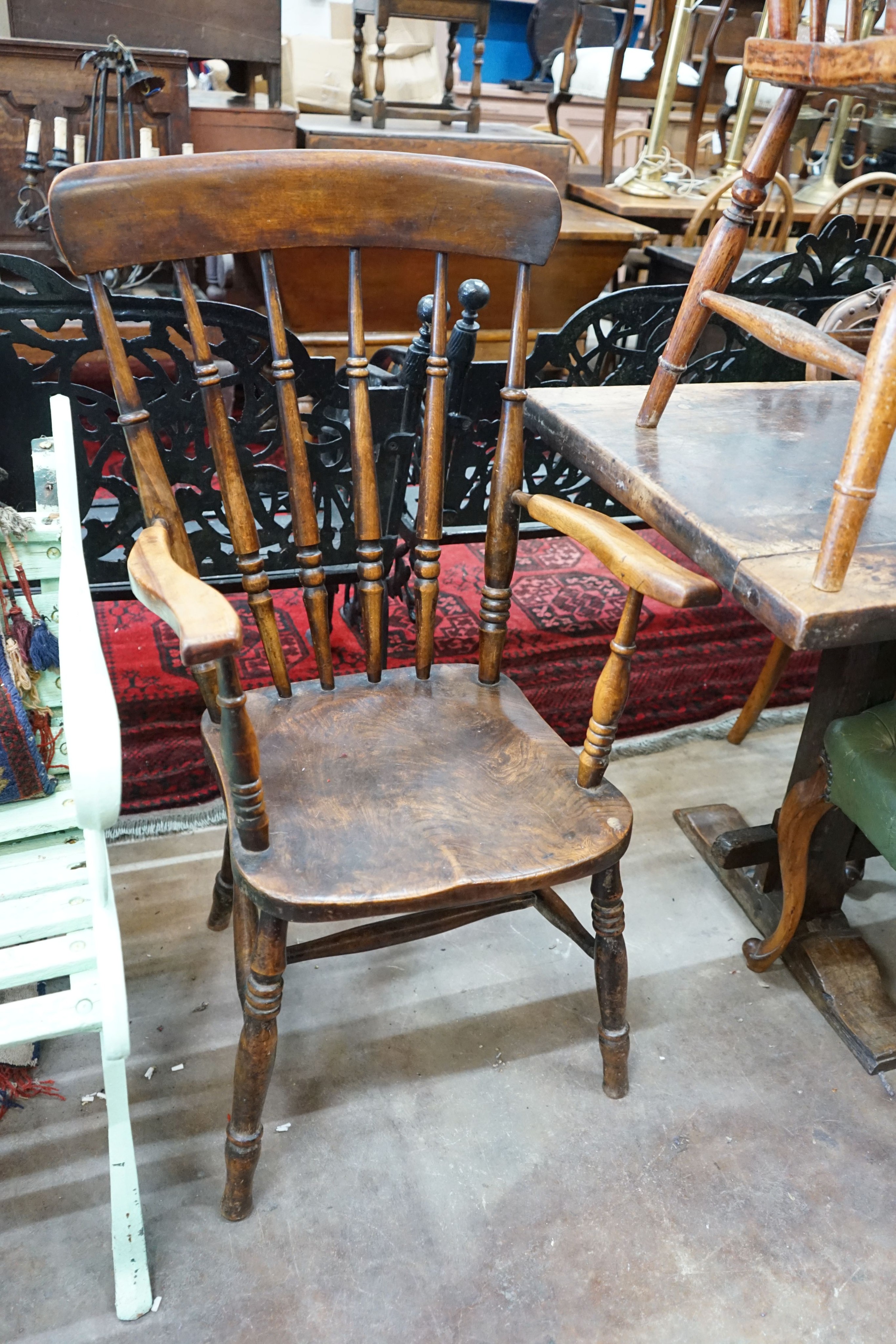 Five Victorian elm, ash and beech Windsor lathe and comb back elbow chairs - Bild 2 aus 2