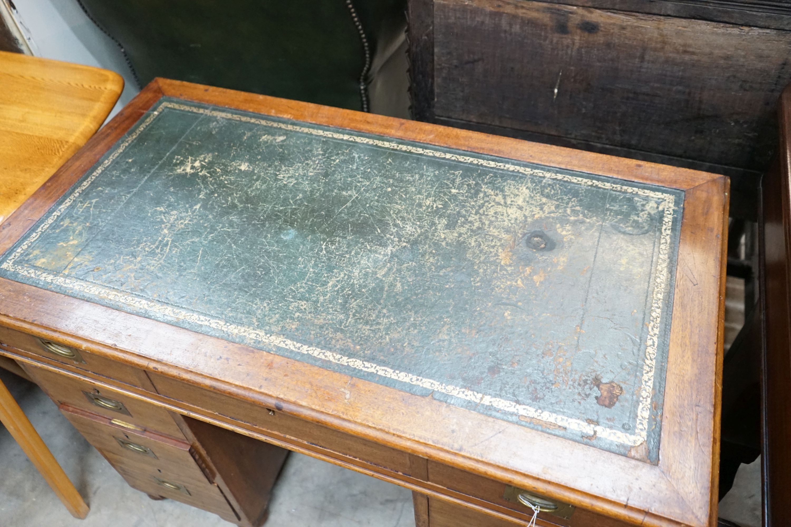 A Victorian mahogany military style pedestal desk with brass recessed handles, width 102cm, depth - Bild 2 aus 2