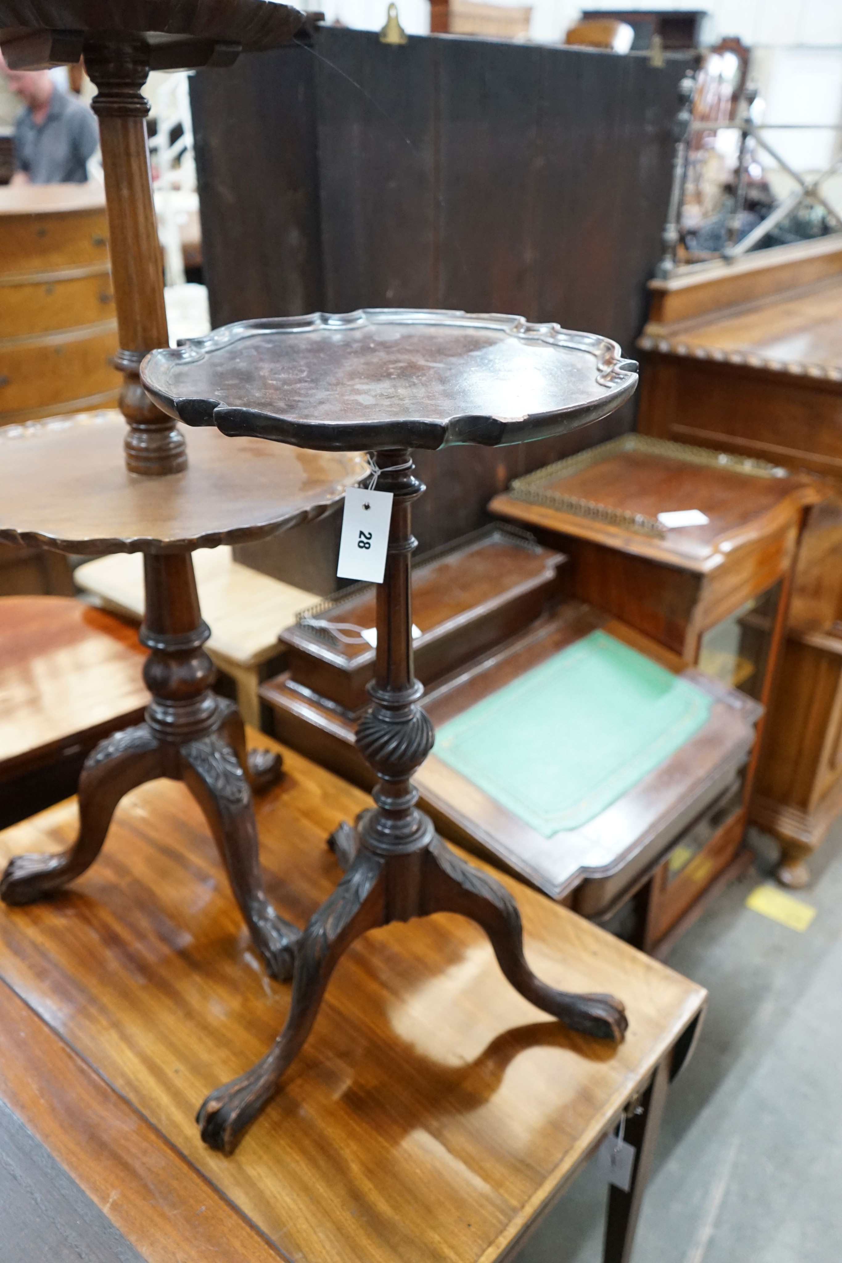 A reproduction George III style mahogany three tier dumb waiter together with a tripod wine table, - Bild 2 aus 3