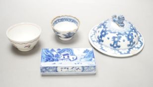 An 18th century Chinese export teabowl, a Chinese blue and white vase cover, similar teabowl and