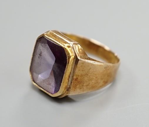 A 20th Middle Eastern yellow metal and fancy cut synthetic colour change corundum set ring, size - Image 2 of 3