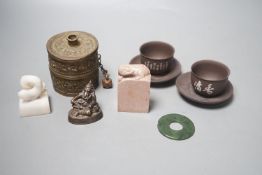 Assorted Chinese small items, a Himalayan bronze etc.
