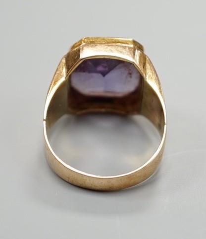 A 20th Middle Eastern yellow metal and fancy cut synthetic colour change corundum set ring, size - Image 3 of 3