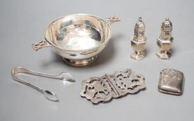 A group of assorted small silver, including a modern two handled bowl, pepperettes, vest case,