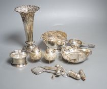 A late Victorian repousse silver vase, Sheffield, 1900, 17.9cm, loaded, a silver tea strainer and