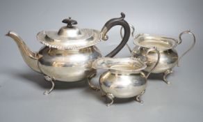 A George V silver three piece tea set, Fattorini & Sons, Sheffield, 1923, gross weight 40.5 oz.