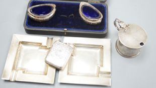 A pair of oval boat shaped salts, with blue glass liners and spoons, cased, Birmingham 1903, no
