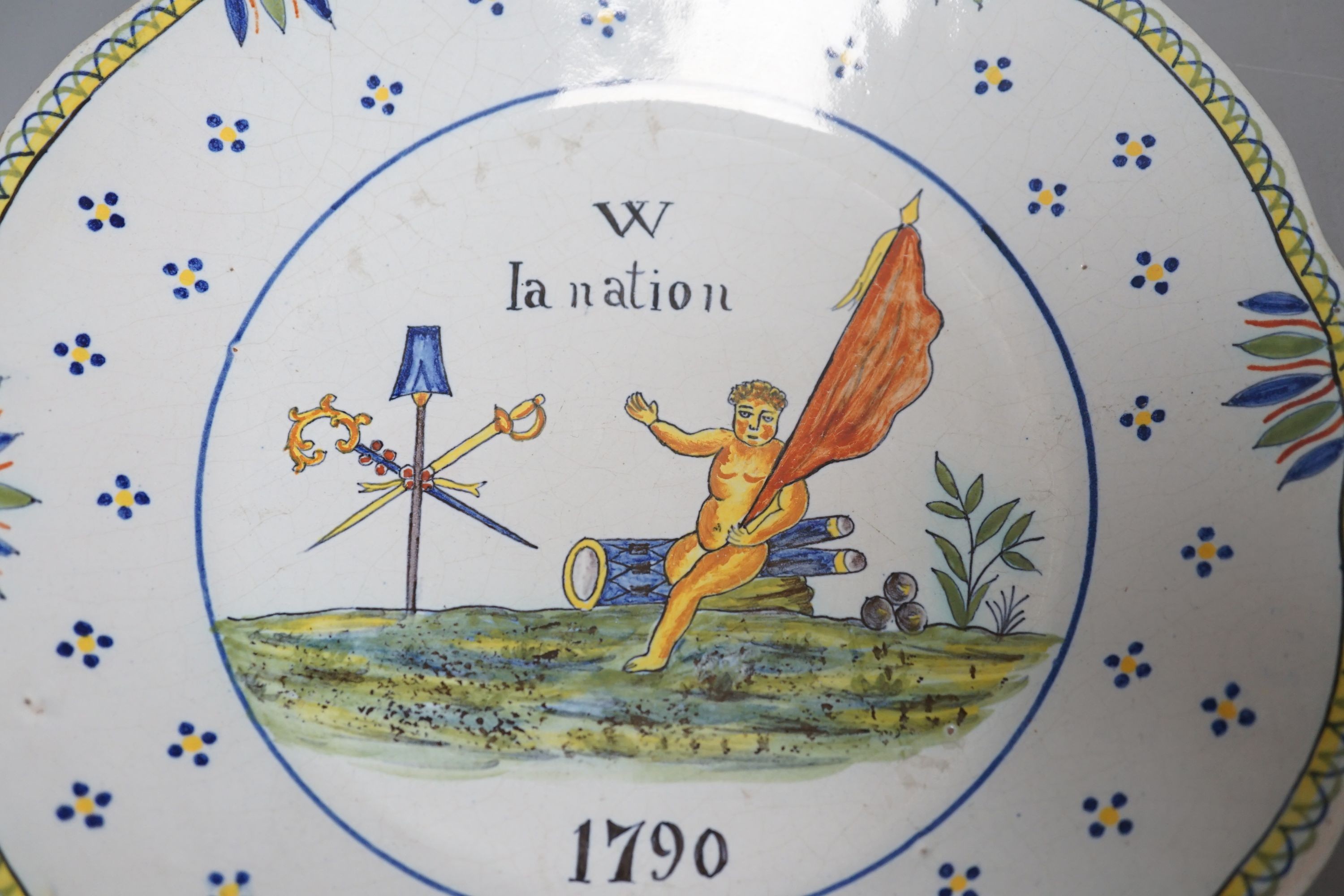 A pair of French faience plates - ‘la nation’, 1790, and ‘je suis las de les Porter’, 1791 - 24cm - Image 2 of 4