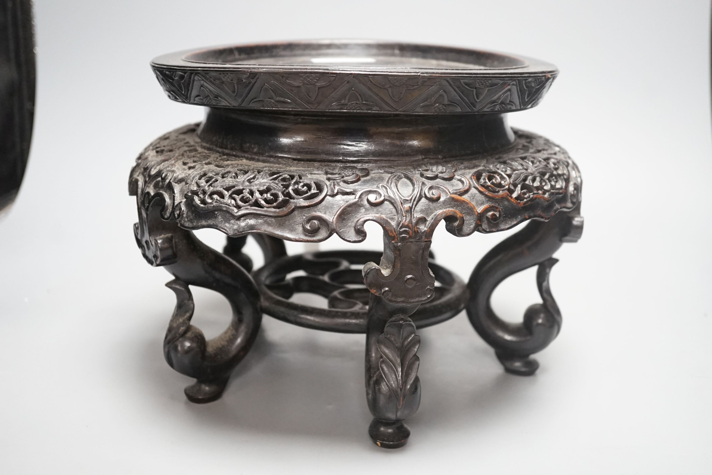 A Chinese carved wood vase stand - 20cm tall - Image 2 of 3