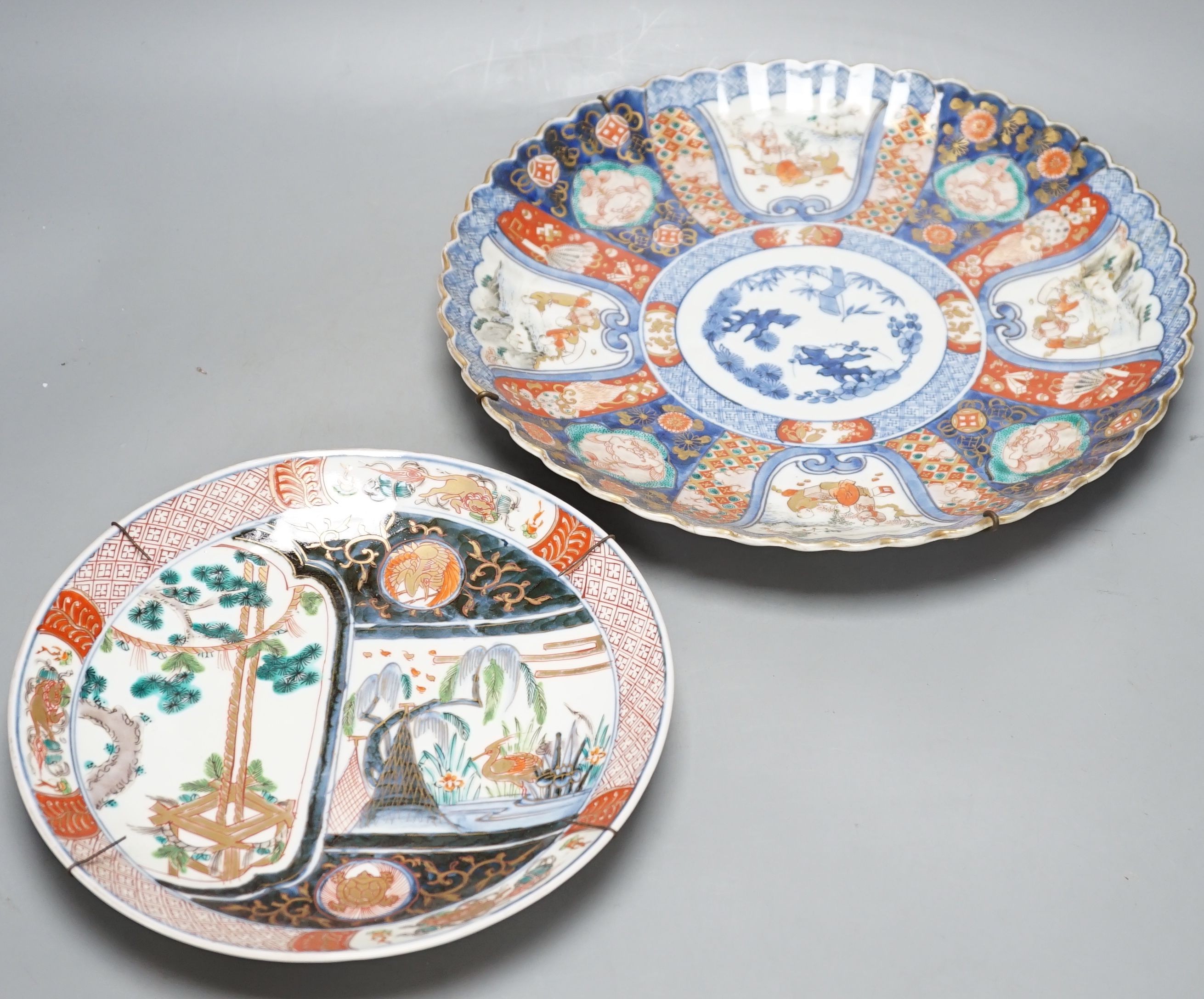 Two Japanese Imari wall plates - largest 35cm diameter