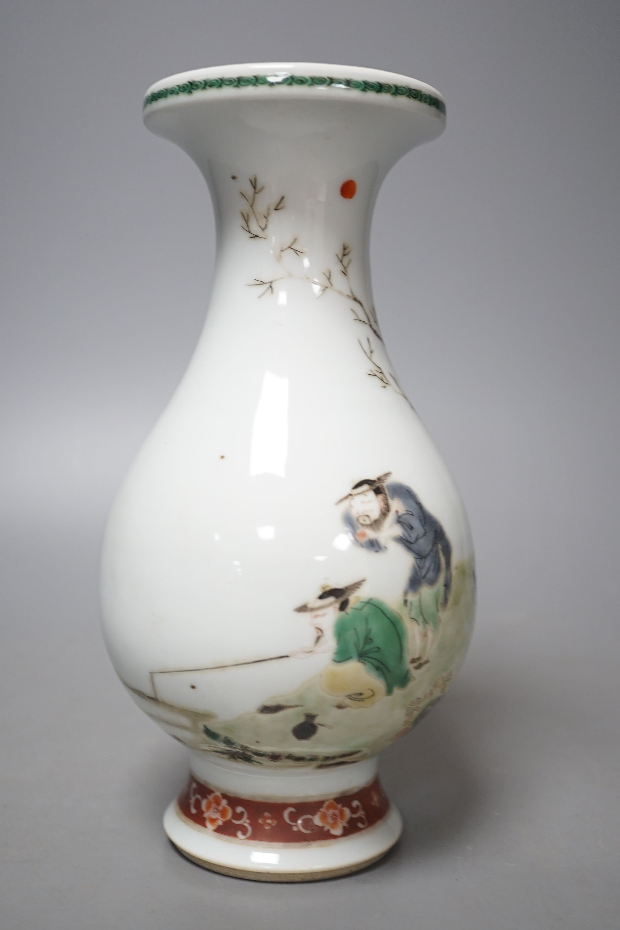 A Chinese famille rose vase - 22.5cm tall - Image 4 of 5