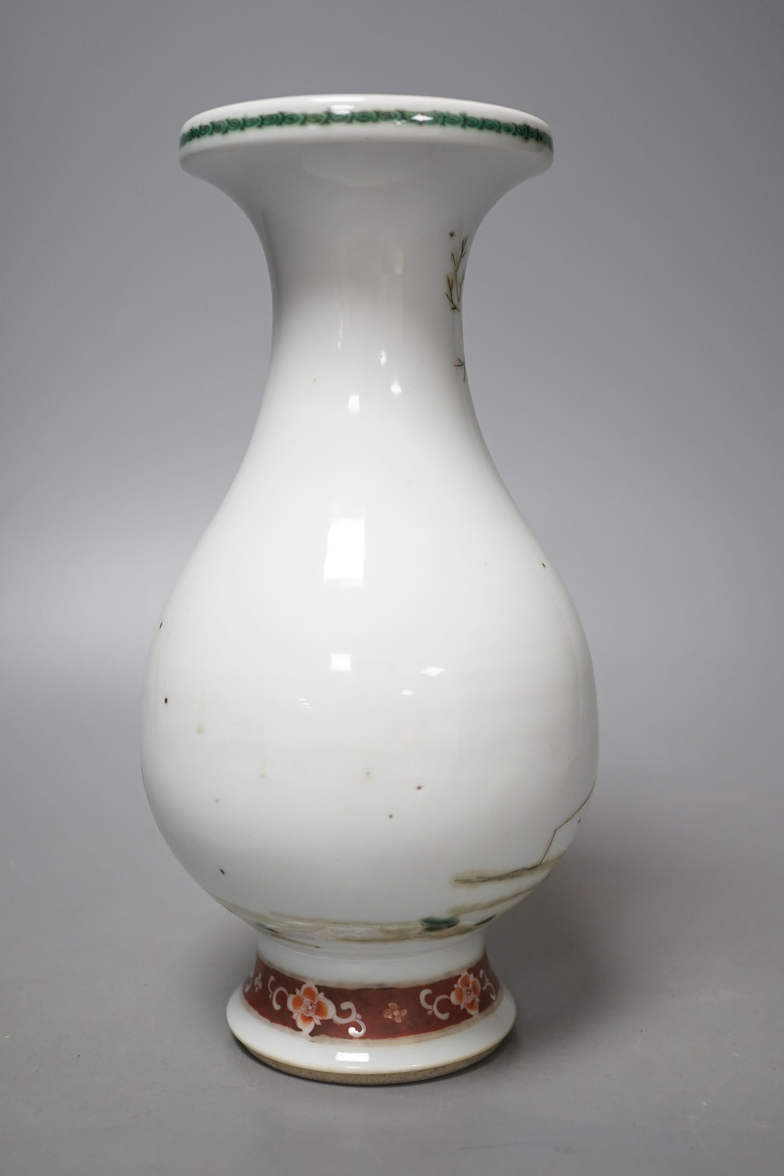 A Chinese famille rose vase - 22.5cm tall - Image 3 of 5