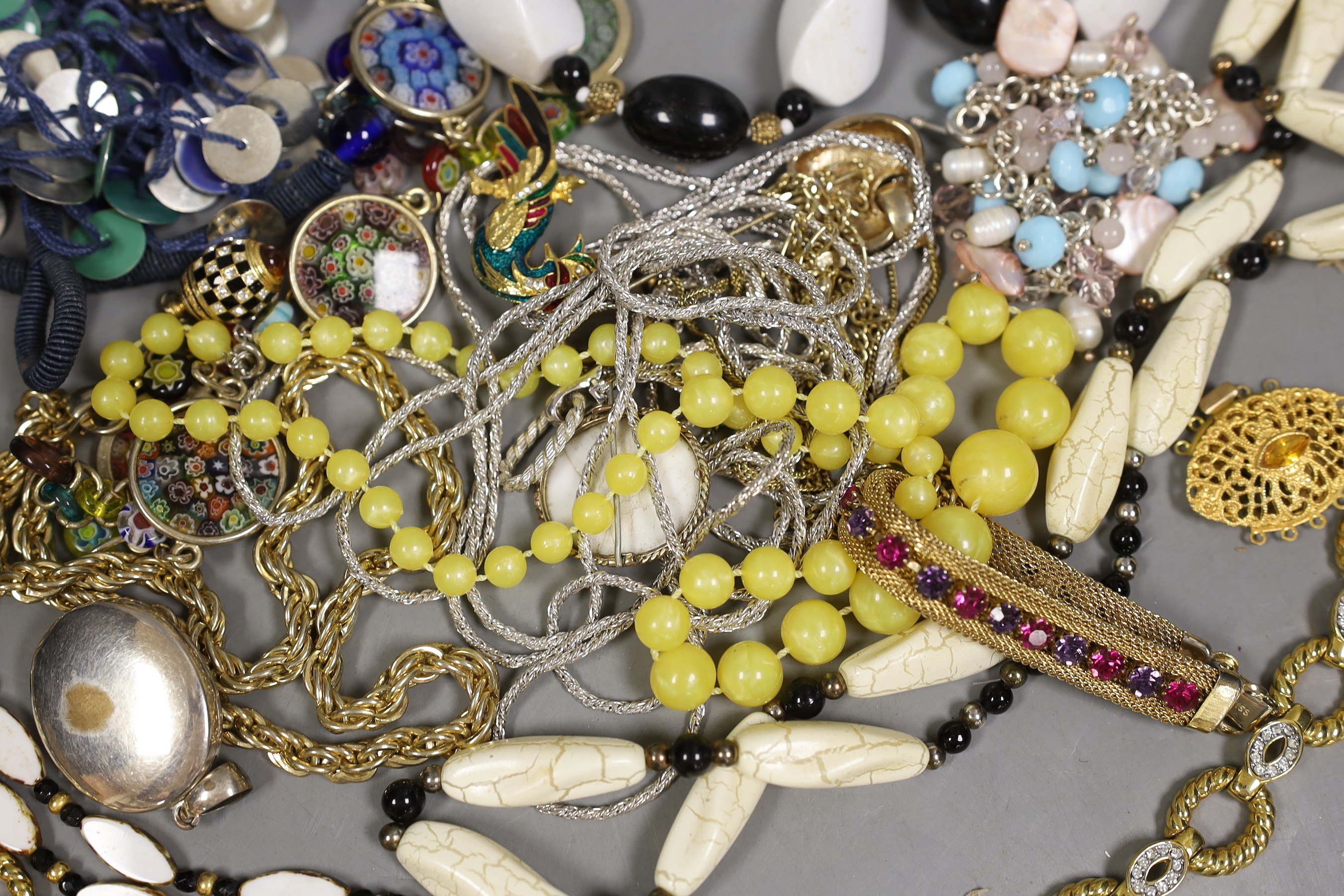 A quantity of assorted costume jewellery including necklaces, bracelets etc. - Image 4 of 5