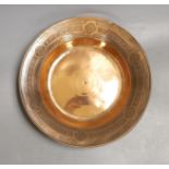 An Islamic cast copper bronze dish, 19th/20th century, 24cm diameter