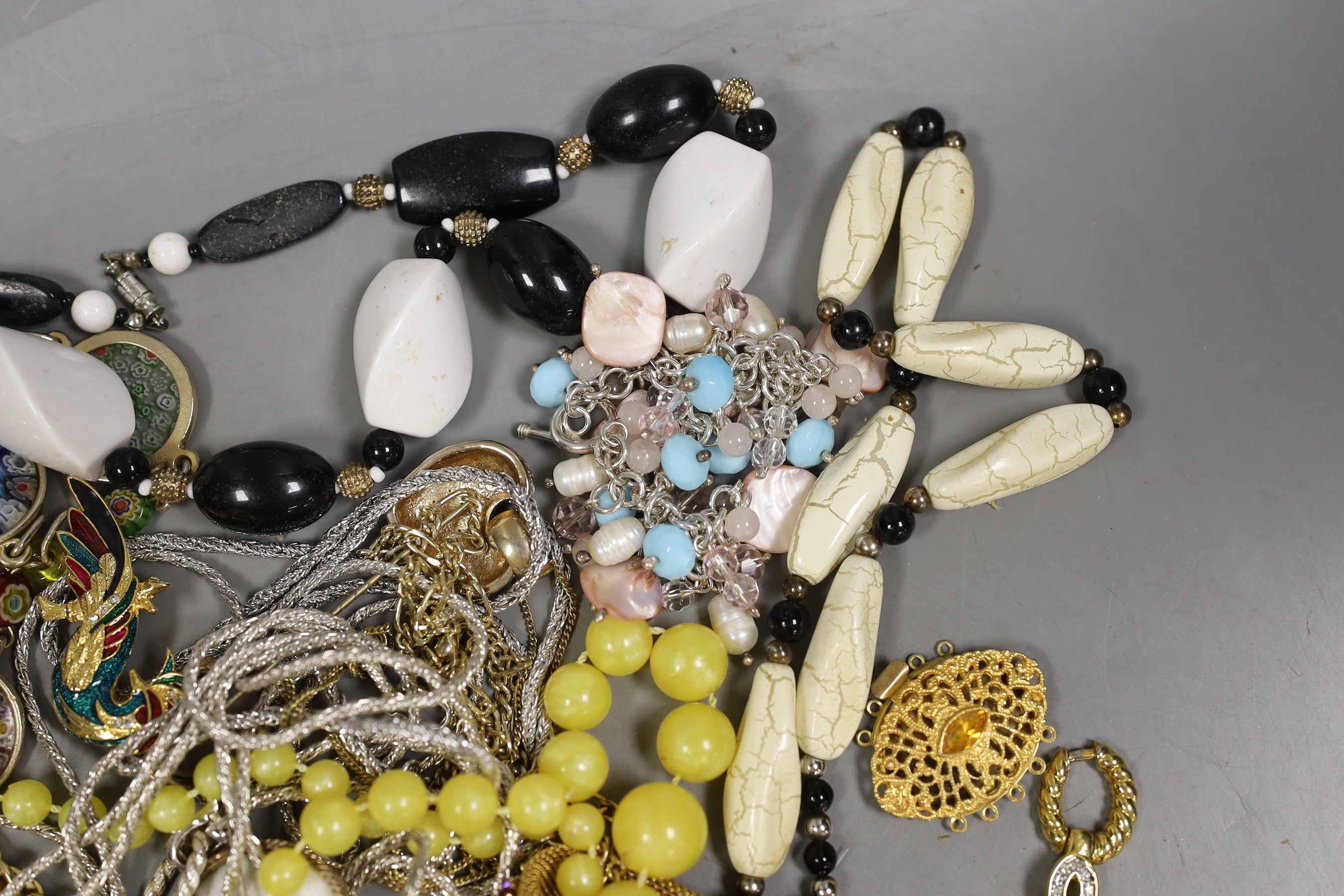 A quantity of assorted costume jewellery including necklaces, bracelets etc. - Image 2 of 5